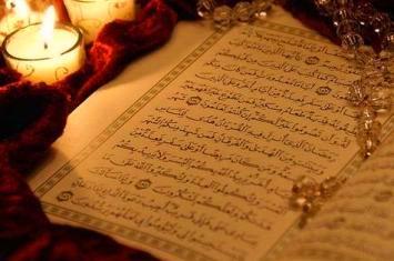 Hukum Meletakkan Mushaf Al-Qur'an di Atas Lantai atau Sajadah