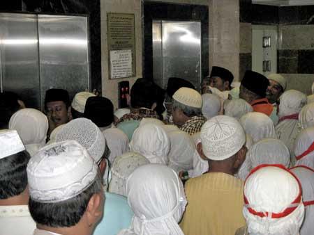 Overload, 15 Jamaah Haji Terjebak Dalam Lift