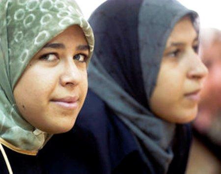 Hamas Larang Wanita Membonceng Motor