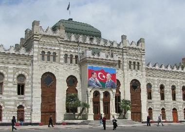 Azerbaijan Larang Al-Qur'an dan Simbol-simbol Islam