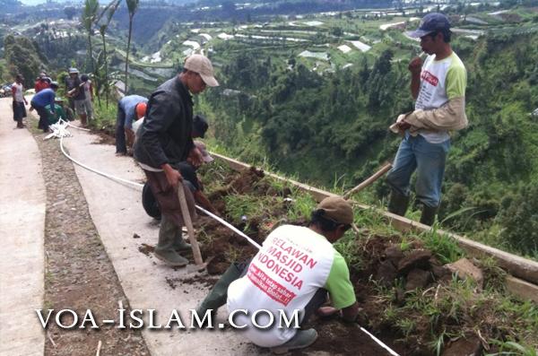 Gotong-royong Kerjakan Wakaf Air untuk Pesantren di Merapi Merbabu