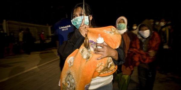 Subhanallah..Tersangkut Semak, Bayi 1,5 Tahun Selamat dari Tsunami