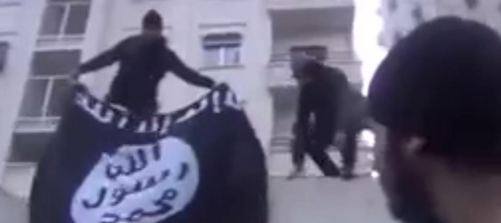 Warga Aleppo Angkat Bendera ISIS Depan Markaz Jaisyul Mujahidin 