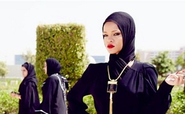 Penyanyi Rihanna Minta Maaf Kepada Umat Islam Karena Gunakan Hadits Dalam Pertunjukan Pakaian Dalam