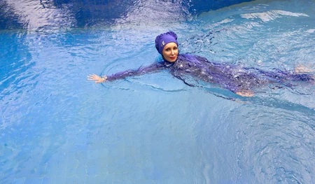 Seorang Ibu Muslimah Dan Putrinya Dilarang Berenang Di Kolam Renang Di Kanada Karena Kenakan Burkini