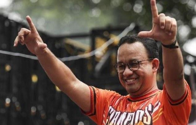 Salam Dua Jari Anies Ancam Elektabilitas Jokowi