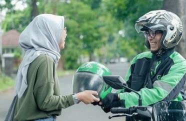 Hukum Membonceng Wanita Non-Mahram dalam Profesi Ojek Online