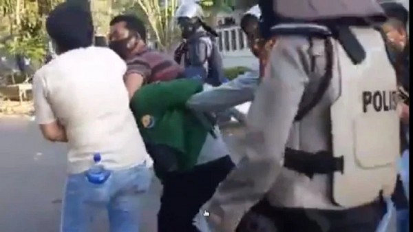 Polisi Yang Memukul Polisi Dipukul Polisi #MumetKan