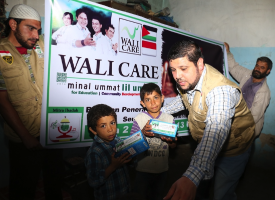 Wali Care Light For Palestina : Umat Islam Indonesia Donasikan 300 Alat Penerangan Bagi Warga Gaza