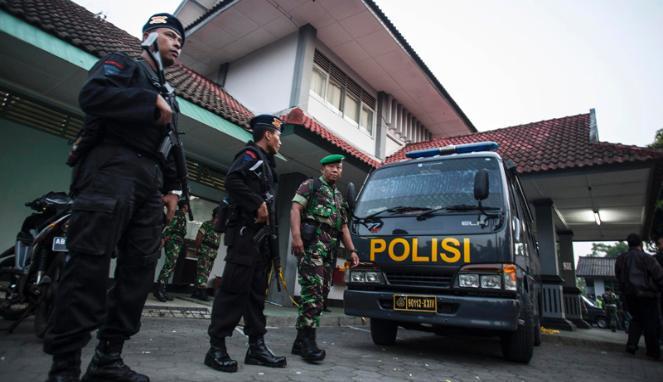 Ratusan Orang Berseragam Hitam Serang Markas Brimop Semarang Barat