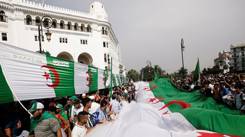 Di Hari Kemerdekaan Warga Aljazair Teriakkan 'Tidak untuk Kediktaron'!