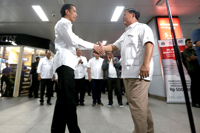 Di Stasiun MRT, Prabowo Ucapkan Selamat Kepada Jokowi
