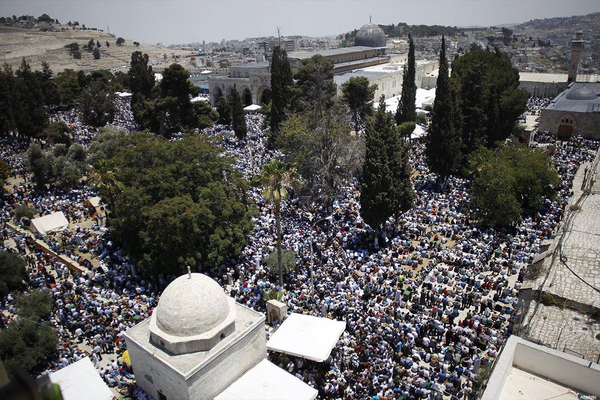 Ramadhan : Ratusan Ribu  Muslim Palestina Shalat Jum'at di Masjid al-Aqsha 