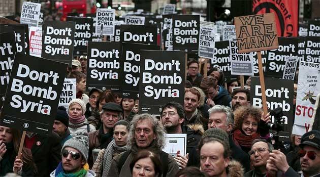 Ribuan Demonstran Menentang Kebijakan David Cameron dalam Perang di Suriah