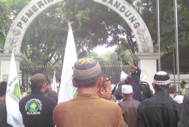 Demo di Balaikota Bandung, Warga Karasak Tuntut Pencabutan IMB Gereja Bermasalah