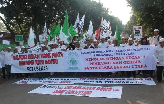 Pagi Ini, Ribuan Umat Islam Bekasi Kepung Kantor Walikota dan DPRD Tolak Gereja Liar Santa Clara