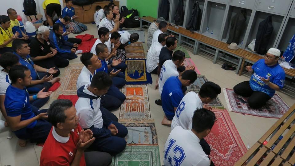 Sebelum Juara, Pemain dan Official Persib Shalat  Maghrib Berjamaah Diimami Gubernur Aher 