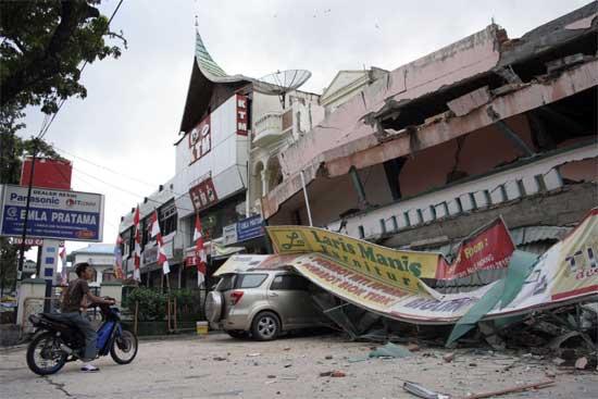 Gempa Sumbar Menewaskan 1.117 Orang