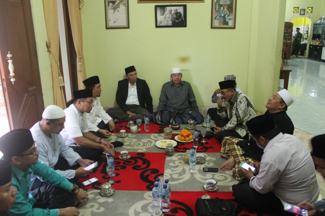 Pimpinan Pesantren Buntet Sebut TGB Layak Jadi Pemimpin Nasional