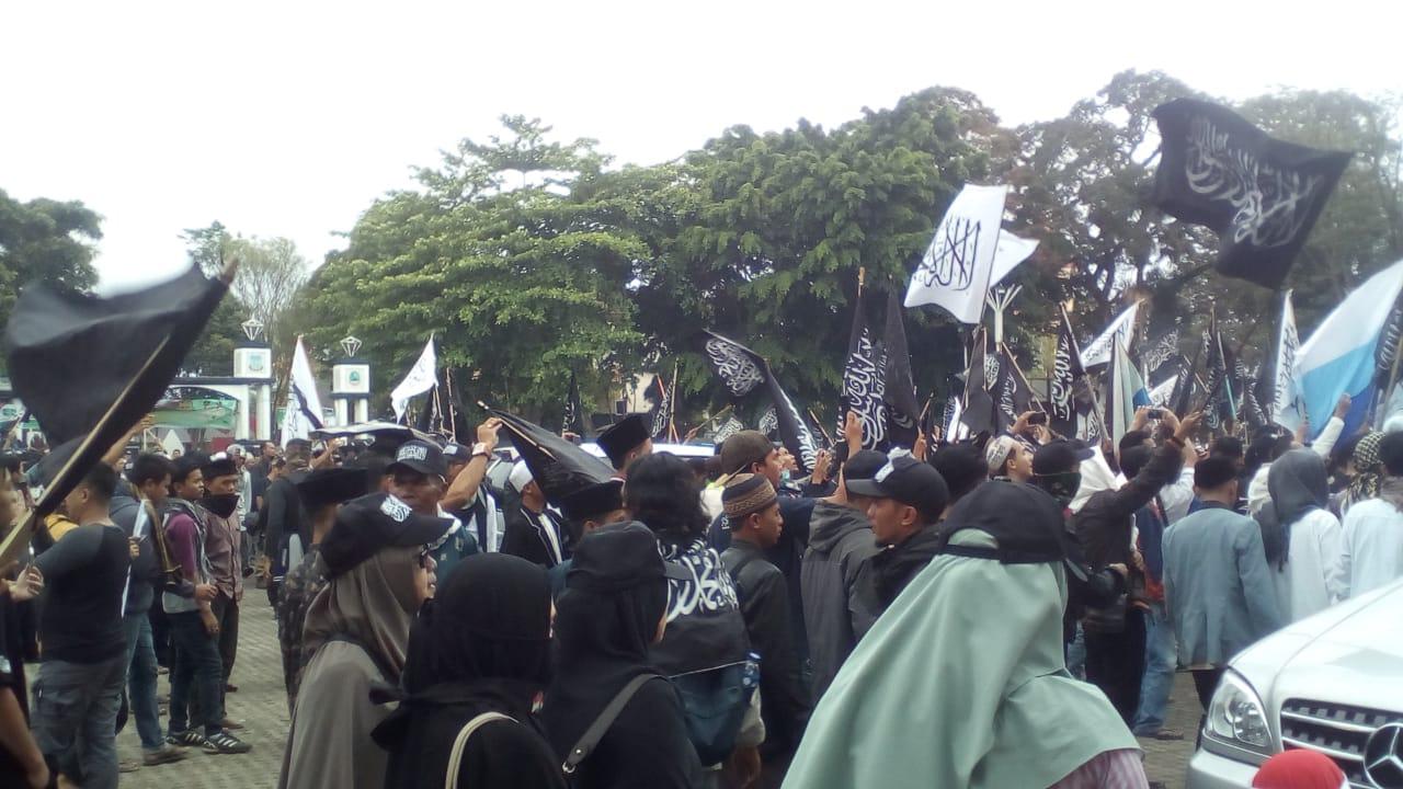 Satu Dibakar, Ribuan Massa Kibarkan Bendera Tauhid di Garut